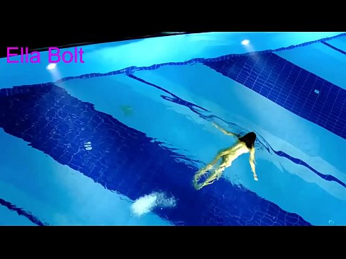 ❤️ 나는 보는 것을 멈출 수 없다, 젊은 금발이 ELLA BOLT 리조트 수영장에서 누드로 수영하다 적발 ️ 고급 섹스 ko.pornado-co.ru에서 ❌❤